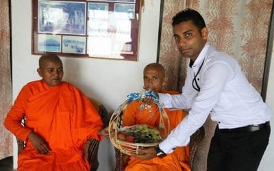 මෙහෙණි ආරණ්යයට පළතුරු පූජාවක් සිදුකල Sara Dias නැන්දා